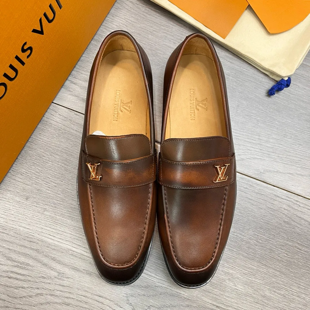 Factory price: 520💰-(LV) men’s formal leather shoes! Genuine molded horsebit, a classic must-have for your shoe cabinet! The feet are particularly delicate! This Gucci original version is a set last, and we are consistent with the counter! Therefore, it is more comfortable in terms of last shape and comfort! Take it to the counter and compare at will! Good shoes are more than just what they make! But grasp the essence from the inside out! Material: Imported first-layer cowhide! Genuine leather outsole imported from Italy, size: 39-44 (38/45 customized, non-refundable)